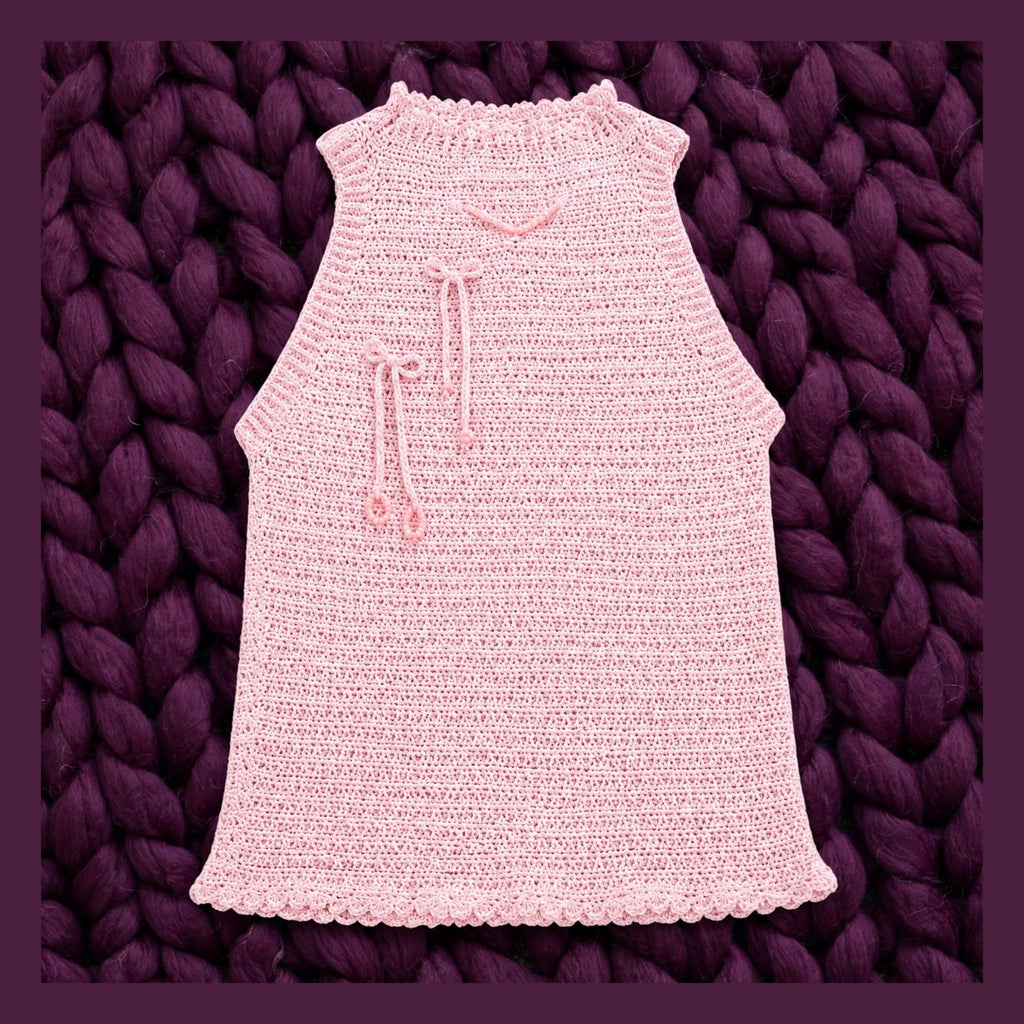 Top artesanal crochet sin mangas rosa vista frontal completa