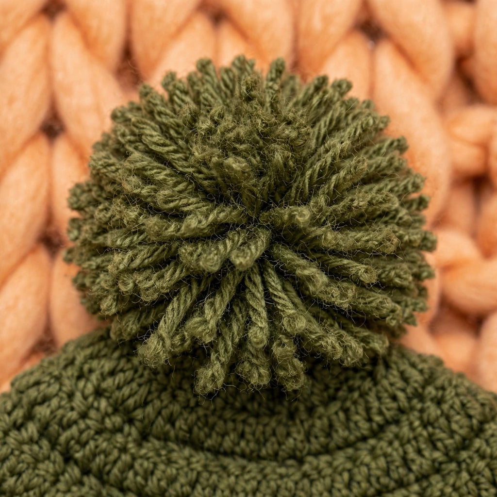 Detalle macro pompón grande peludo en coronilla — Olive Trail Pompom Edition LIA.G