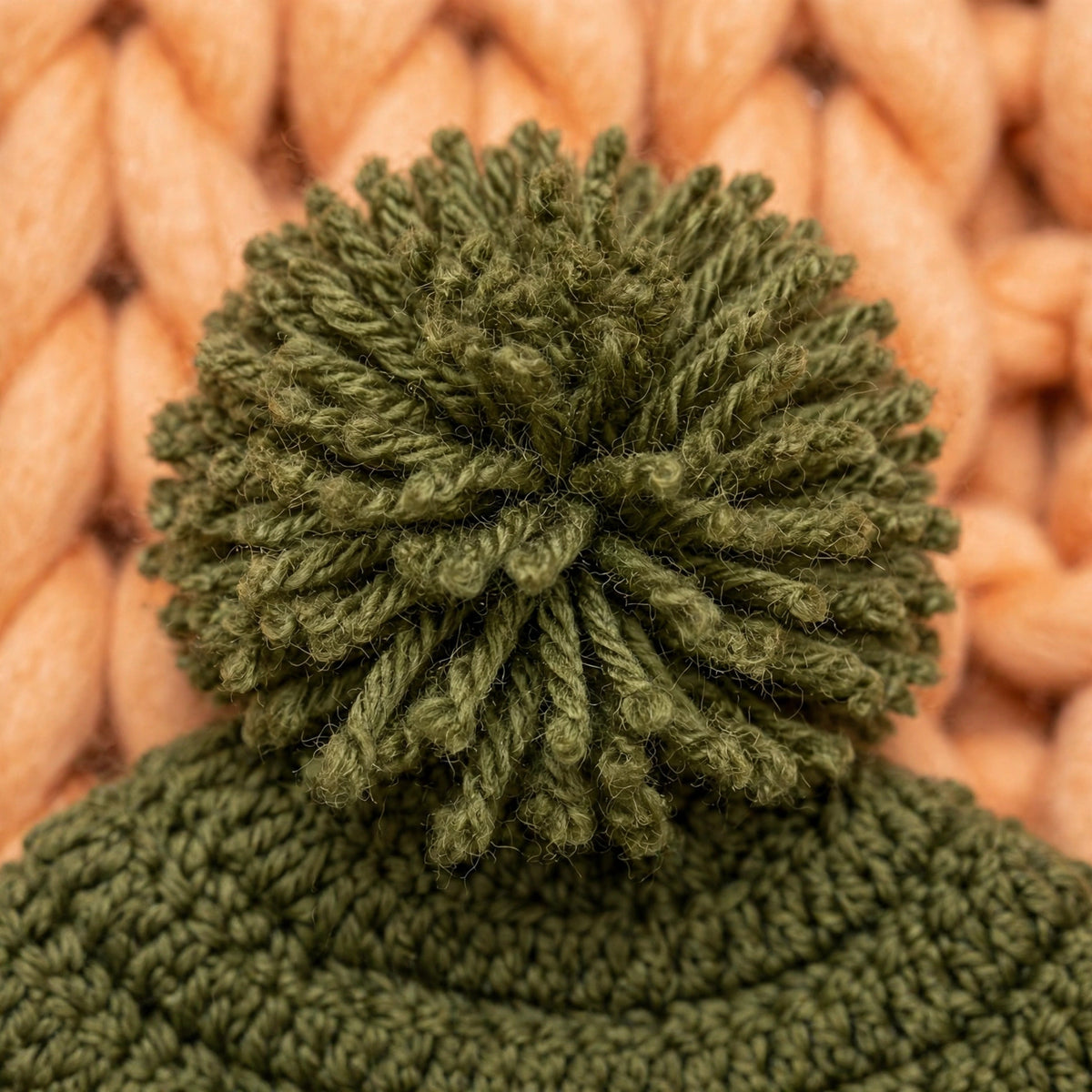Detalle macro pompón grande peludo en coronilla — Olive Trail Pompom Edition LIA.G