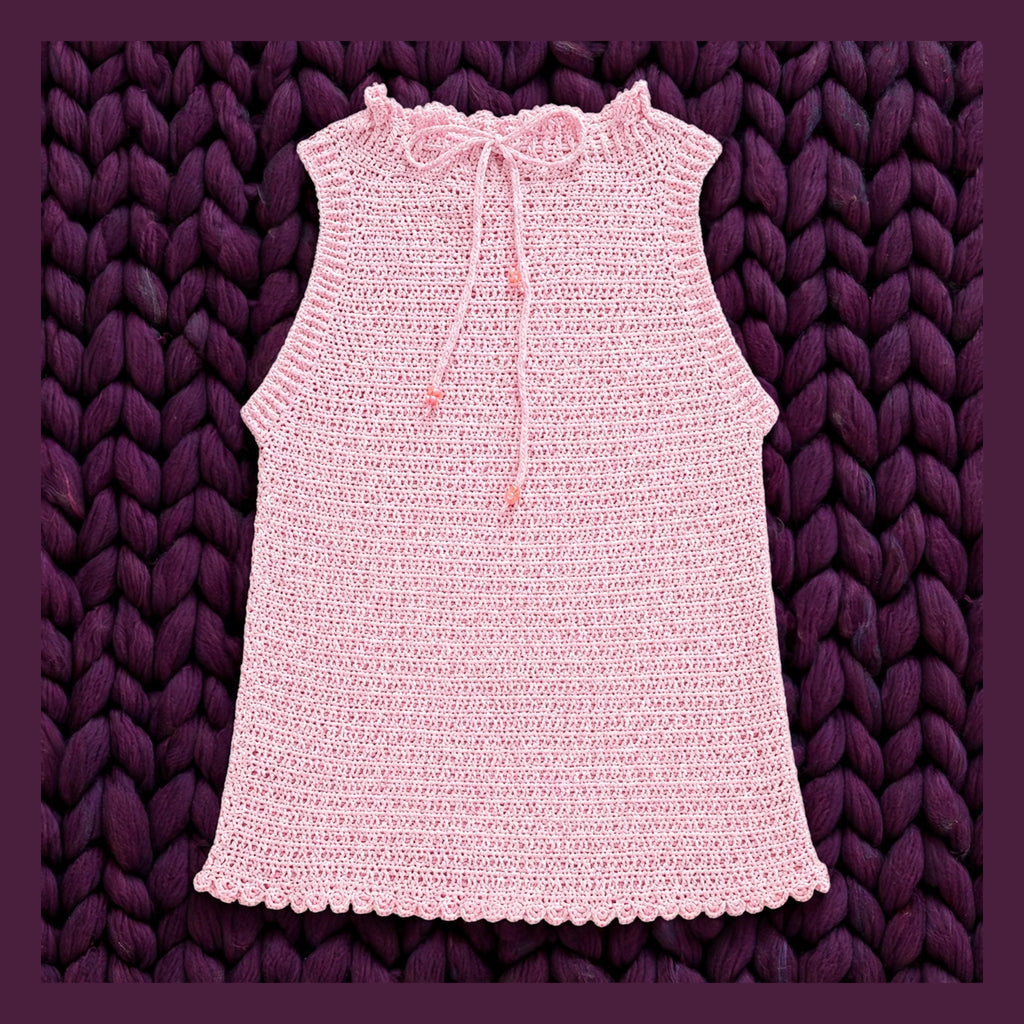 Top artesanal crochet sin mangas rosa vista trasera completa