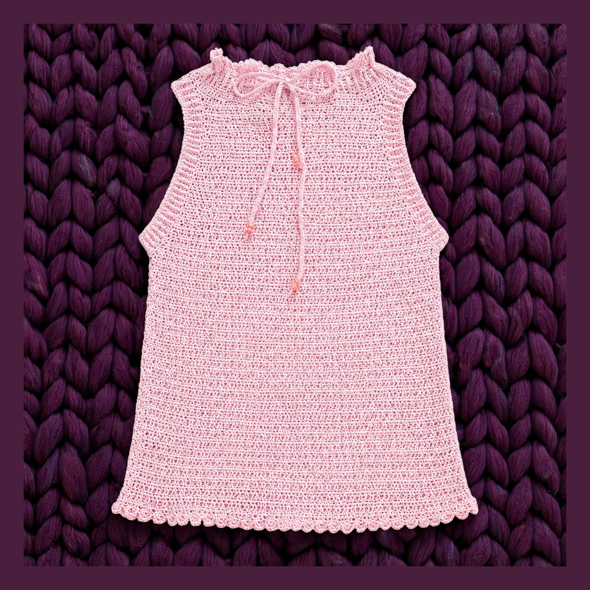 Top artesanal crochet sin mangas rosa vista trasera completa