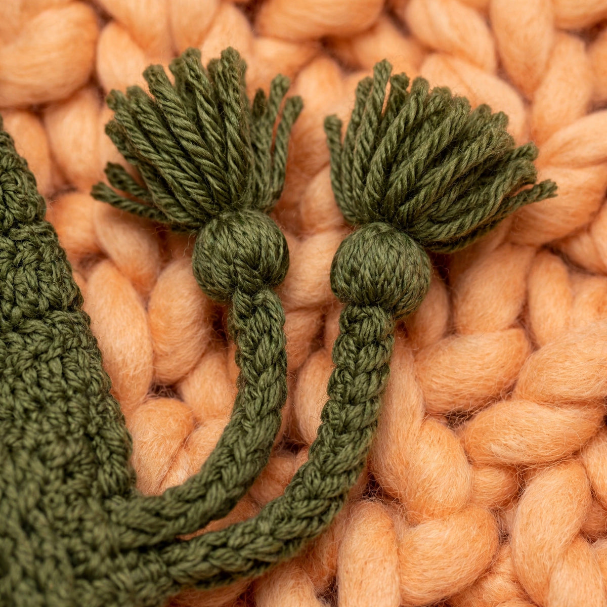 Detalle borlas dobles tejidas en las puntas del cordón lateral — Olive Trail Pompom LIA.G