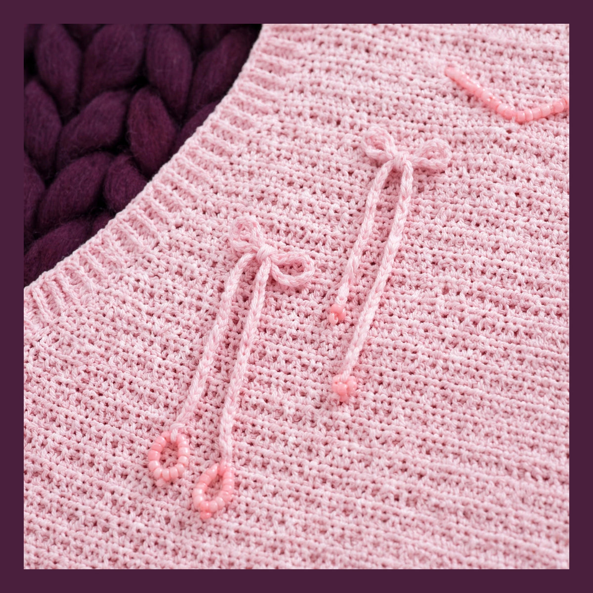 Detalle doble lazo en cascada con cuentas rosas top crochet