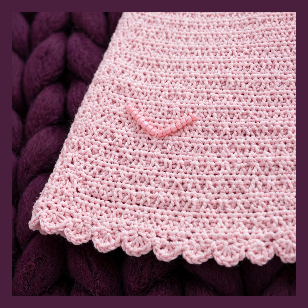 Detalle borde concha scalloped y bordado top crochet rosa