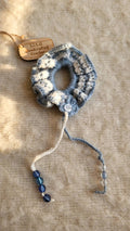Coletero crochet azul y blanco con cuentas colgantes - LIA.G