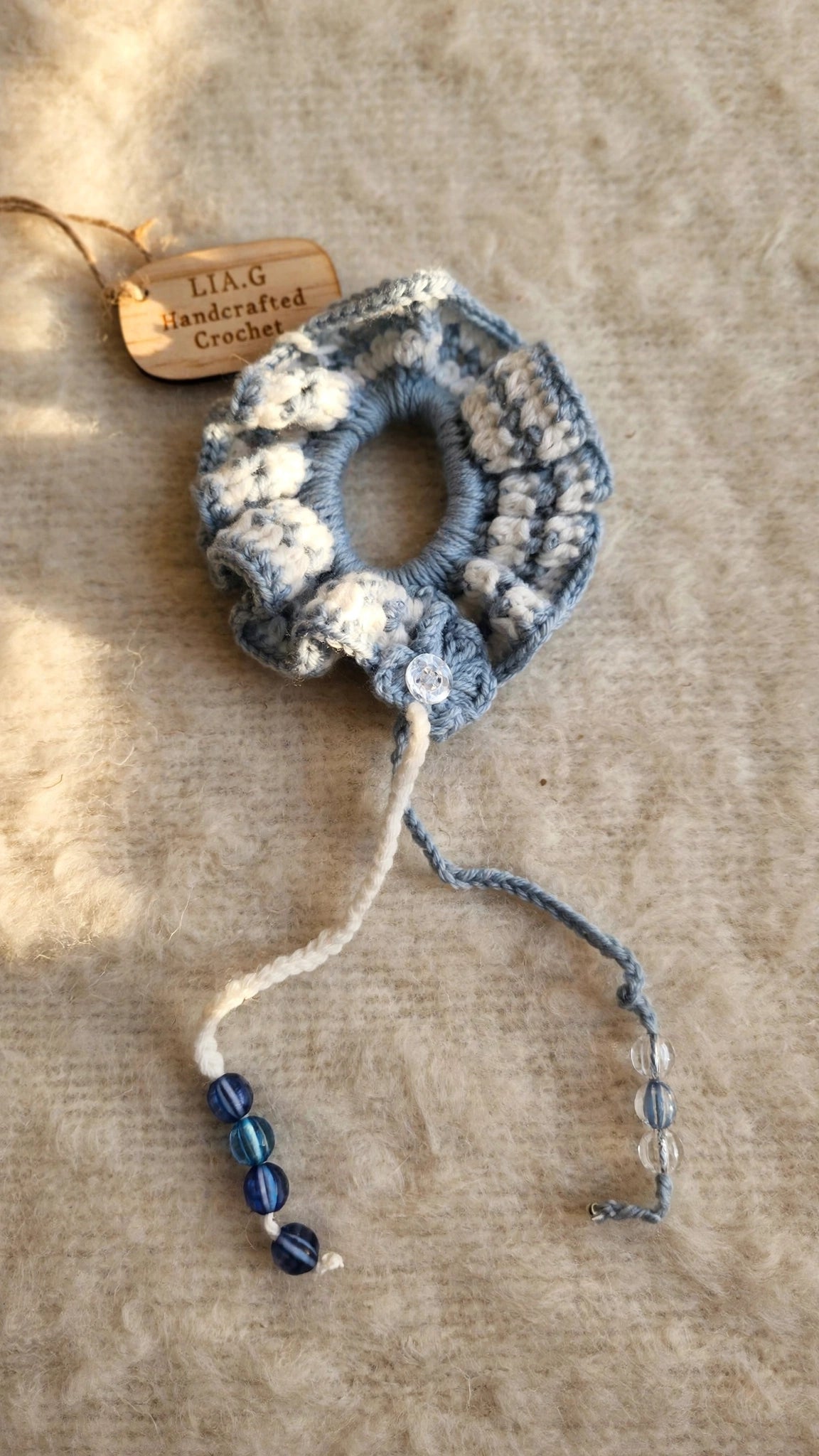 Coletero crochet azul y blanco con cuentas colgantes - LIA.G