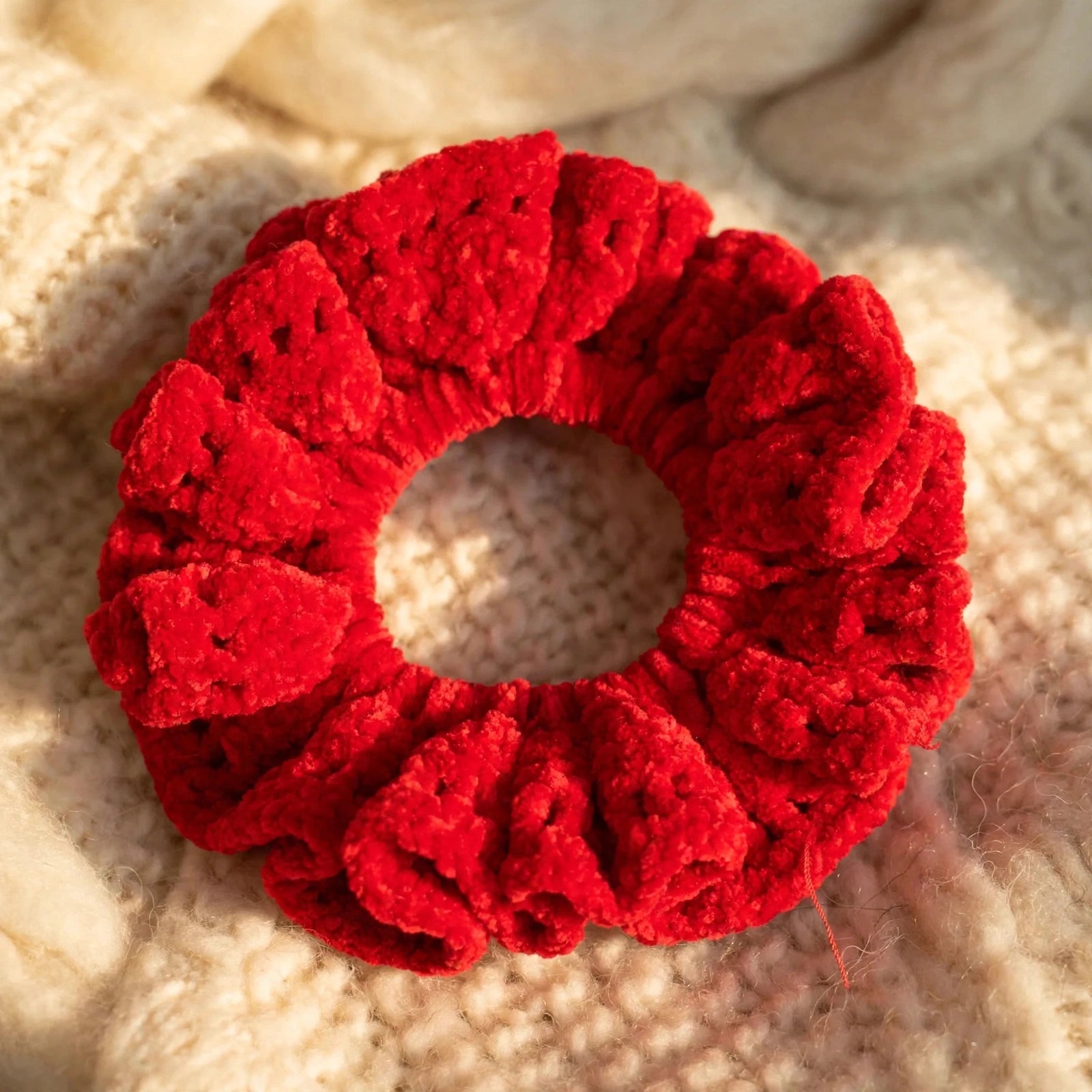 Coletero crochet chenille rojo maxi con punto de flor calado - LIA.G