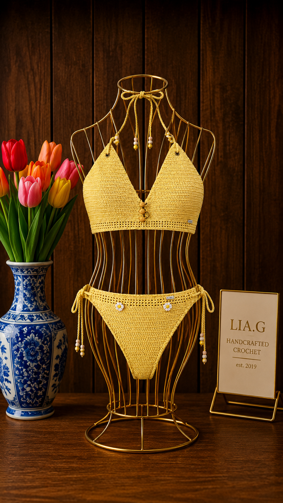 Bikini artesanal crochet amarillo limón con margarita y cuentas pastel vista completa