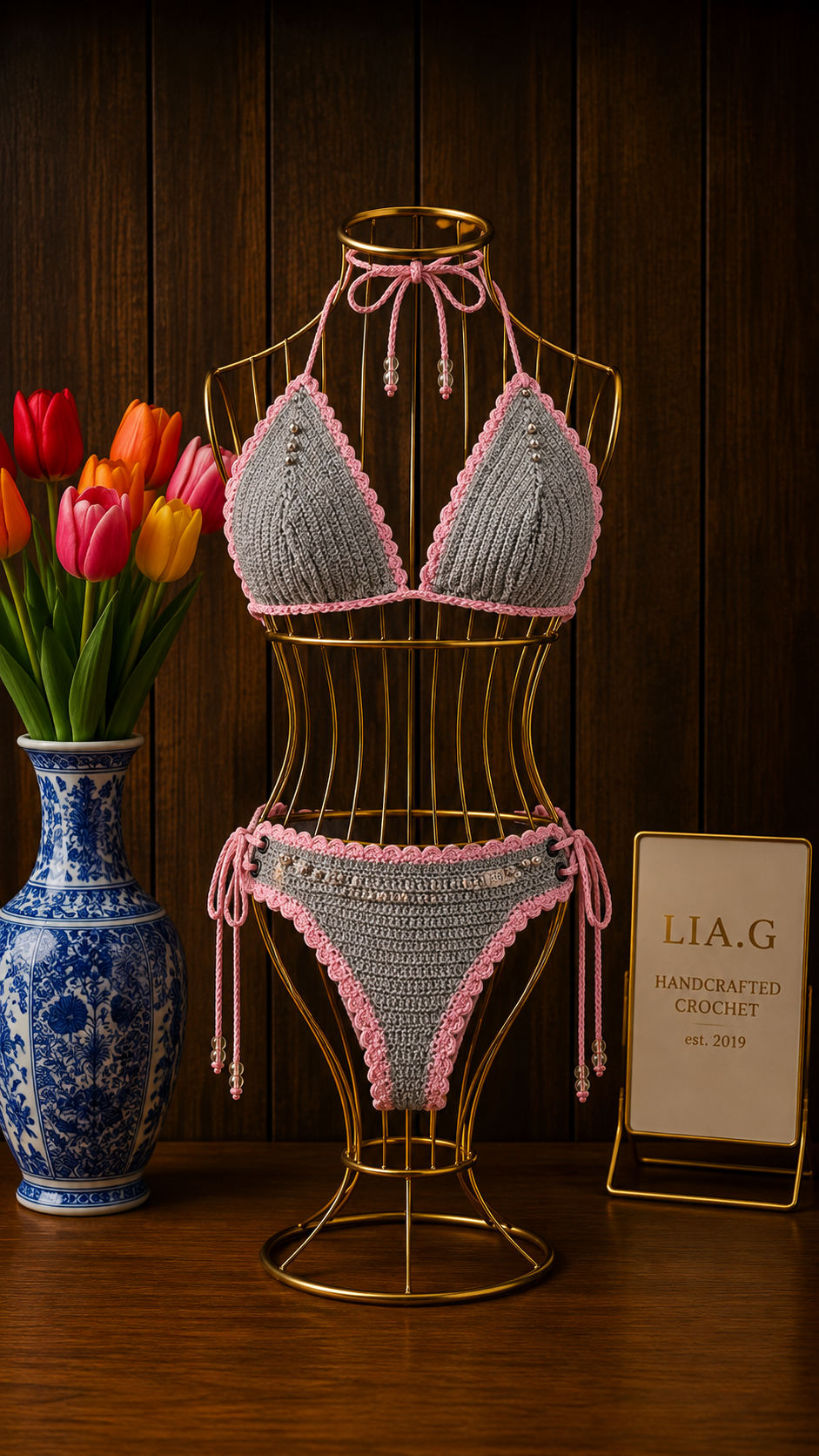 Bikini artesanal crochet gris y rosa con perlas en maniquí dorado vista completa