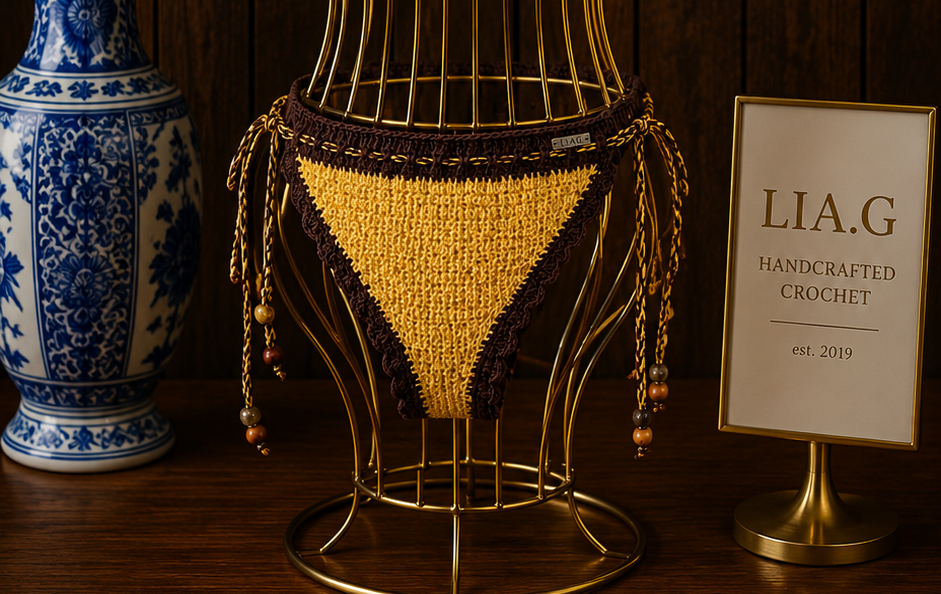 Detalle top triangular bikini crochet amarillo con ribete marrón y cuentas de madera
