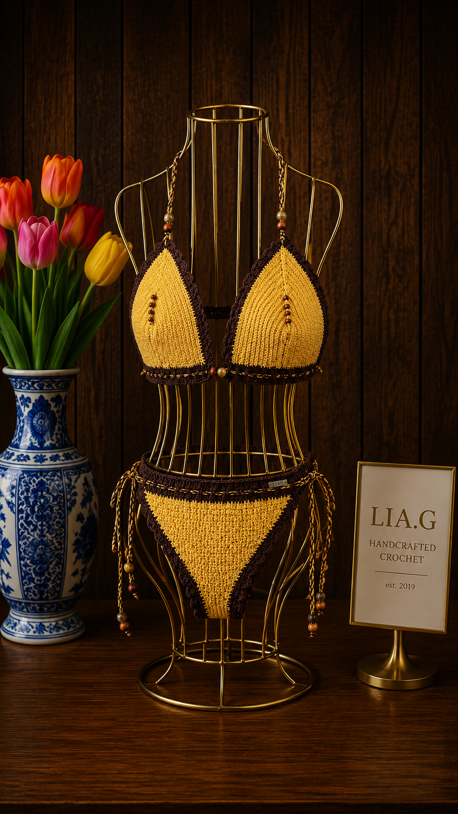 Detalle braguita bikini crochet amarillo con lazos trenzados marrón y cuentas multicolor