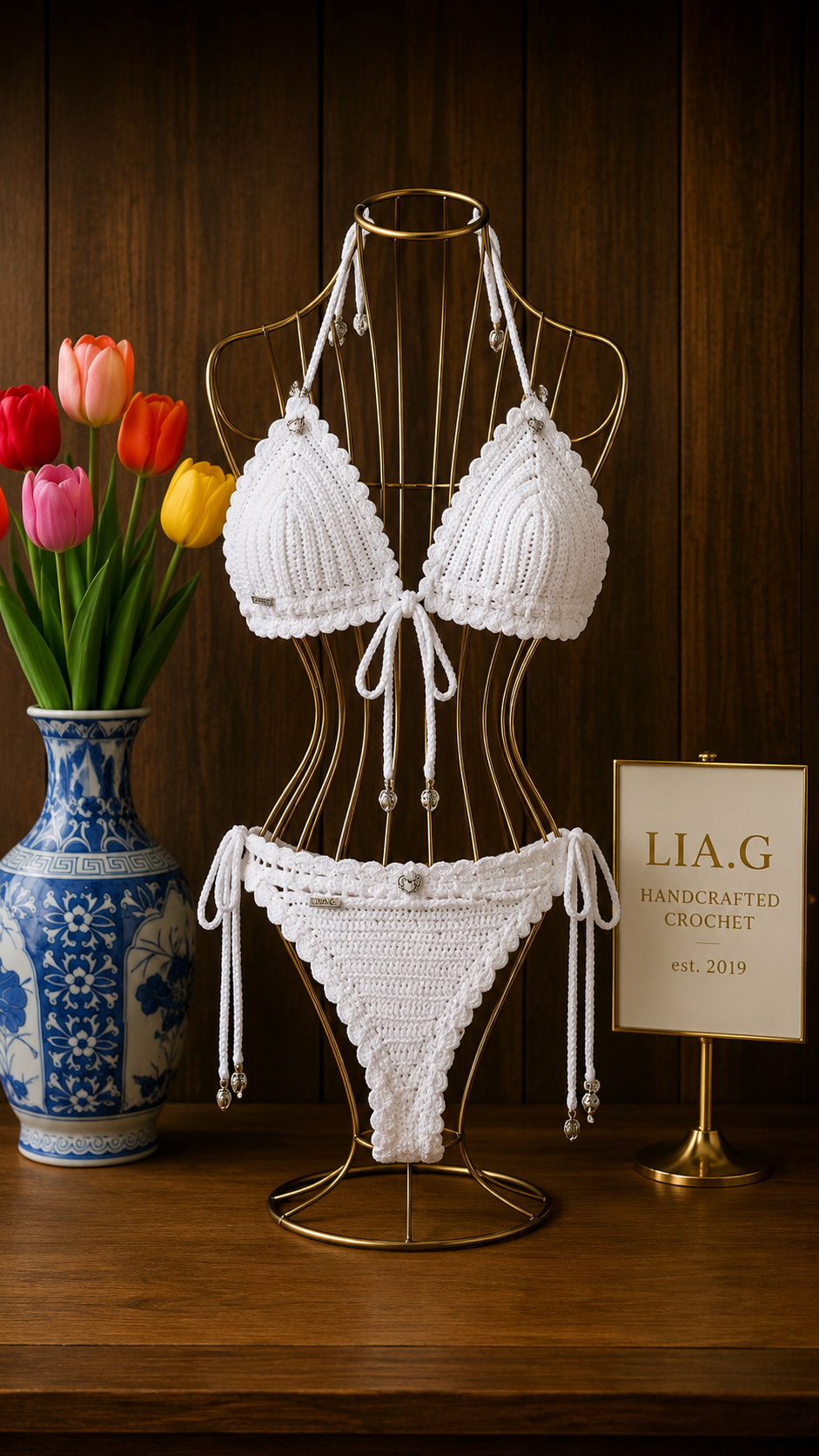 Bikini crochet blanco LIA.G con bordes festoneados y cuentas plateadas