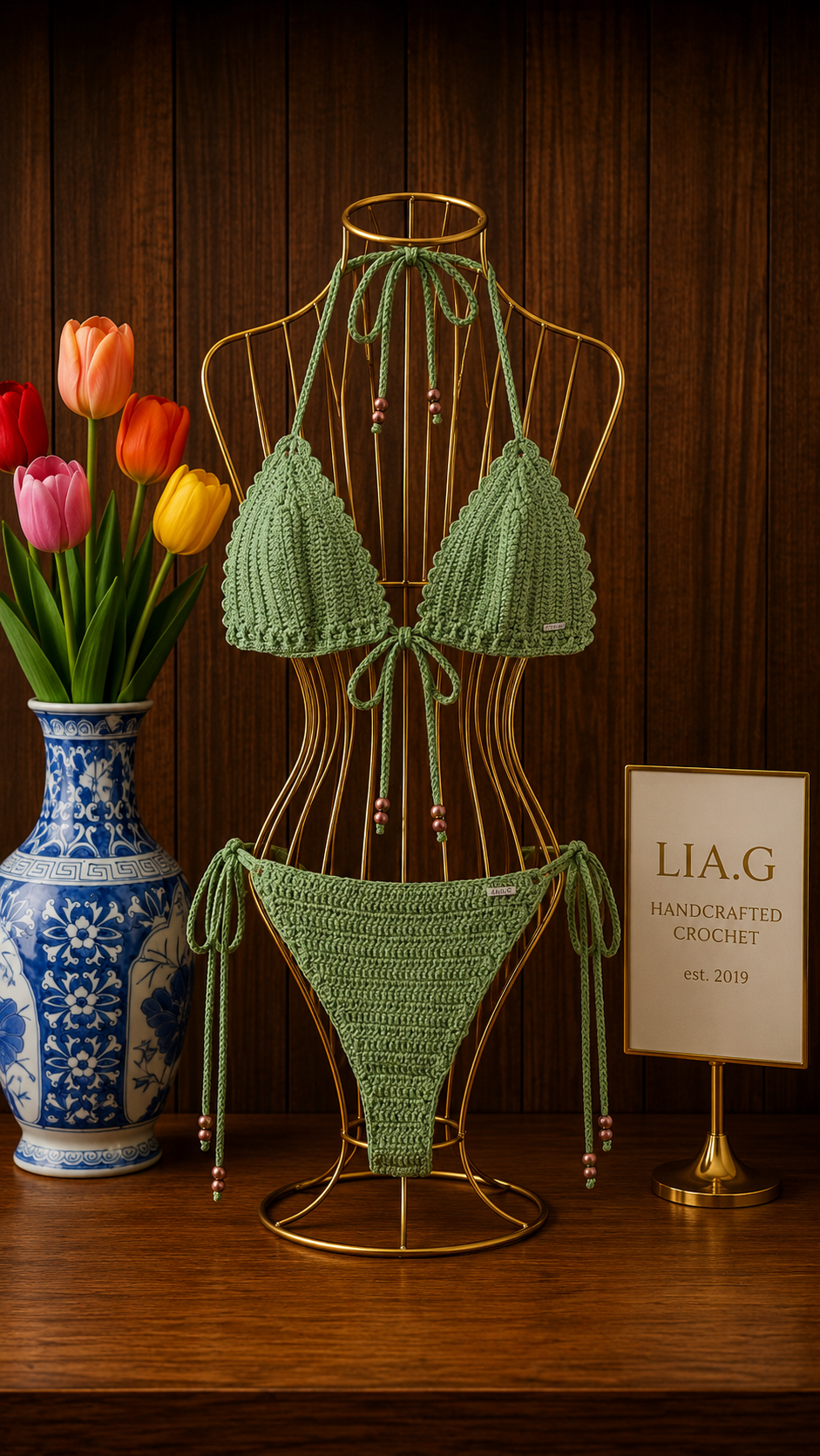 Bikini crochet verde salvia LIA.G con bordes festoneados y cuentas malva