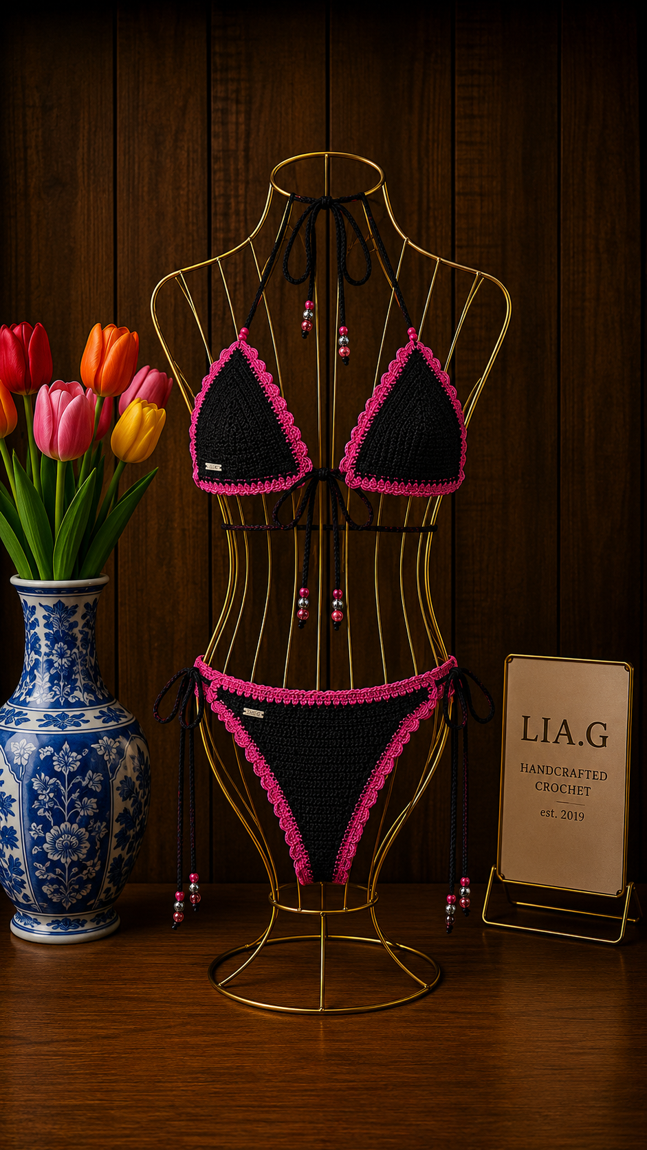 Bikini artesanal crochet negro con borde fucsia vista completa en maniqui