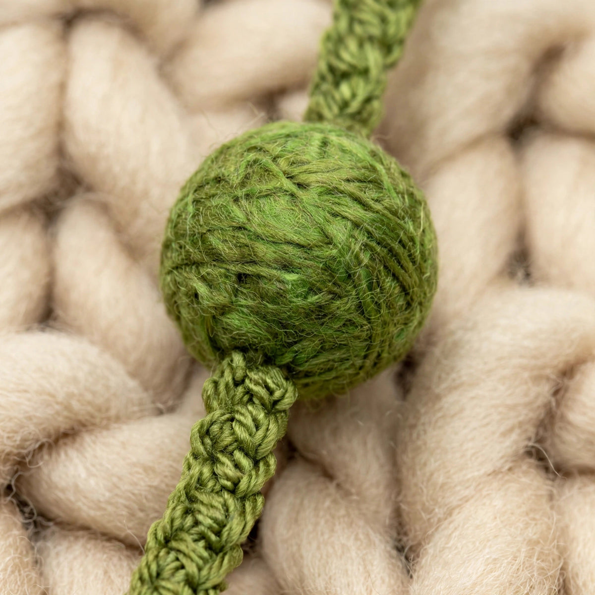 Detalle macro cordón trenzado verde con mini bola pompona tejida — Little Olive Elf LIA.G