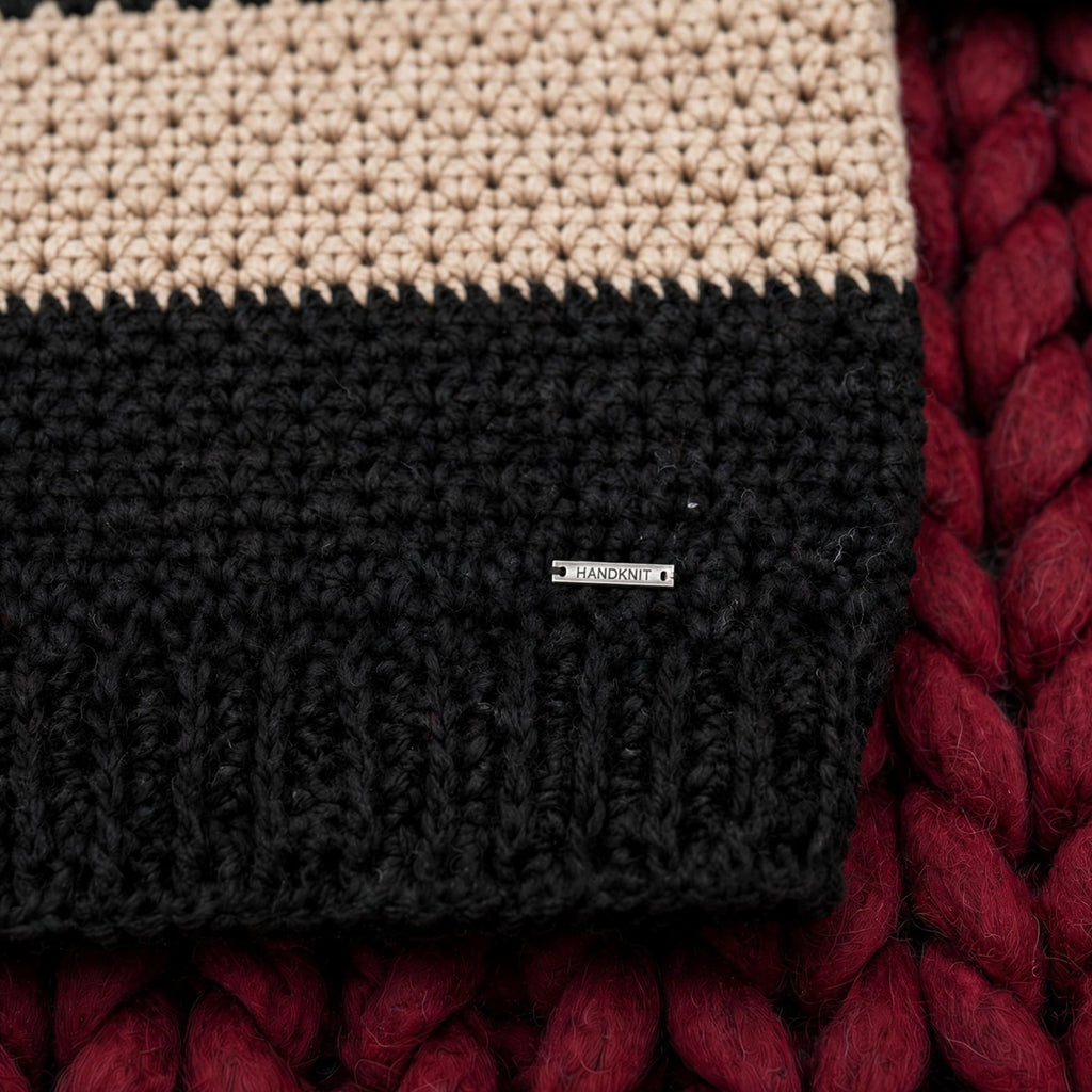 Detalle bajo y etiqueta suéter crochet rayas negro beige