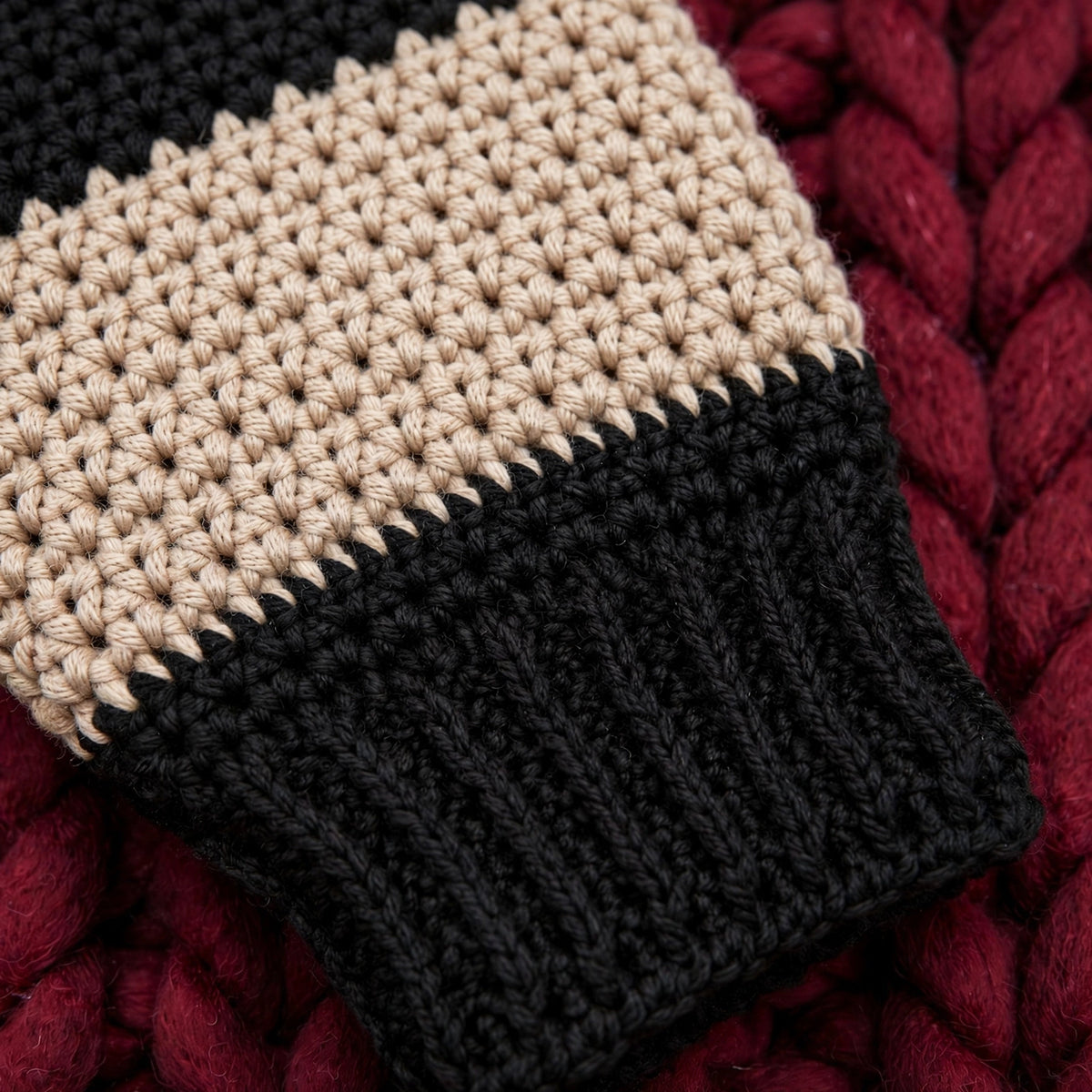 Detalle manga y puño acanalado suéter crochet rayas negro beige