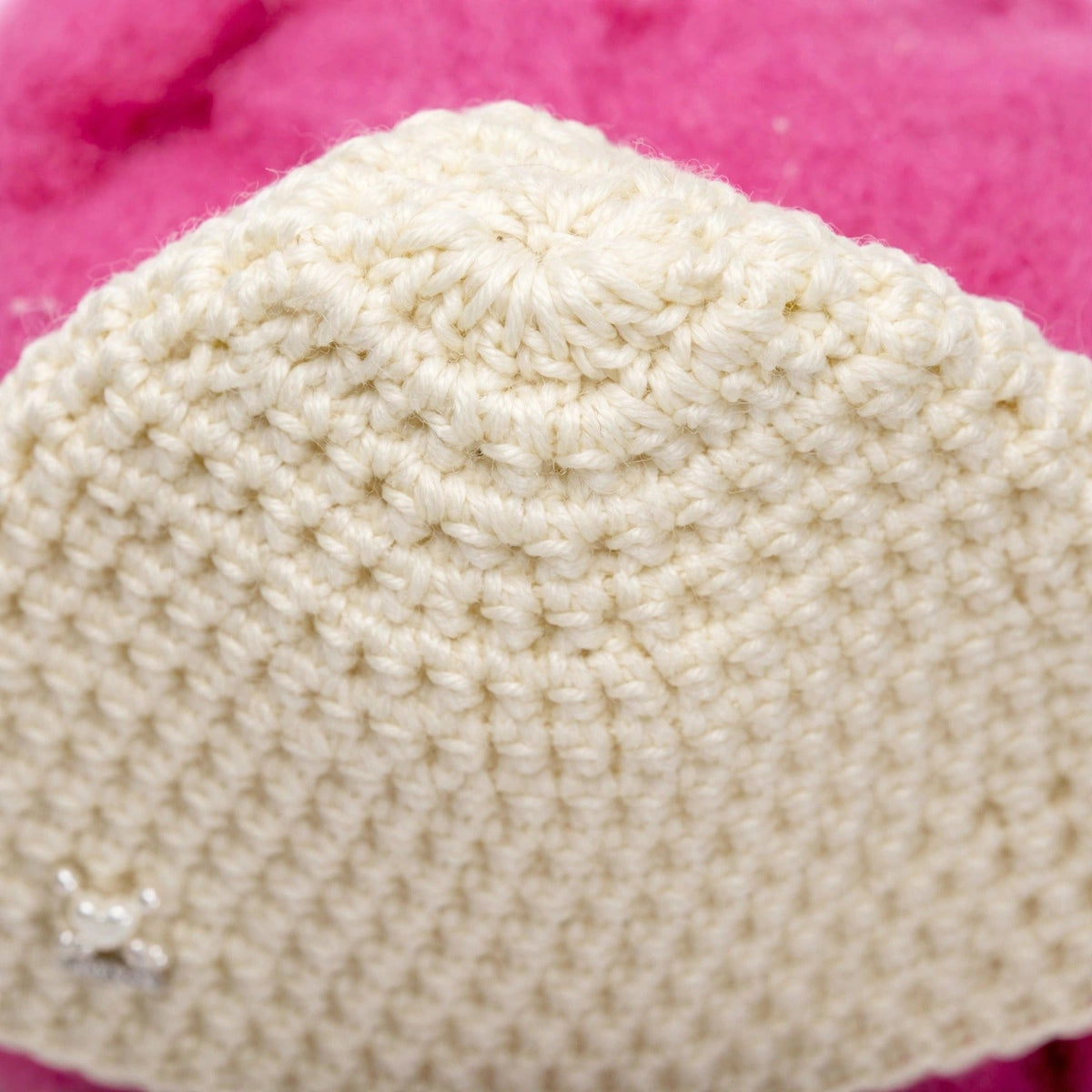 Detalle coronilla del gorro Ivory Heart — cierre radial en punto texturizado crudo — LIA.G