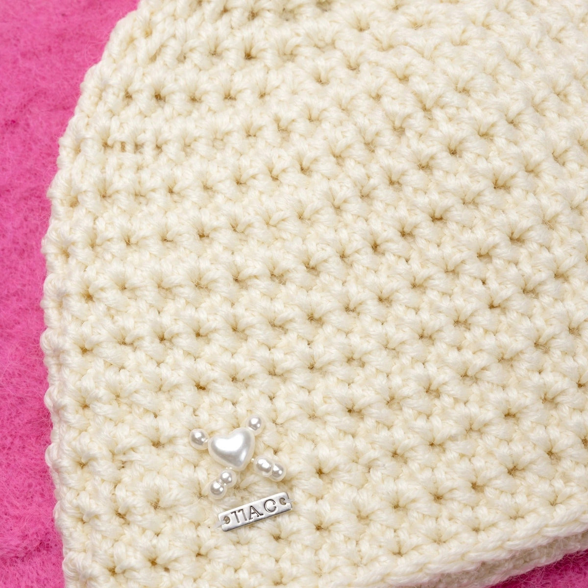 Detalle macro textura punto granulado crudo/marfil en cuerpo completo del gorro — Ivory Heart LIA.G