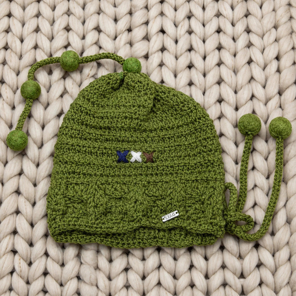 Vista completa gorro infantil crochet verde musgo Little Olive Elf con doble cordón de mini pompones — LIA.G