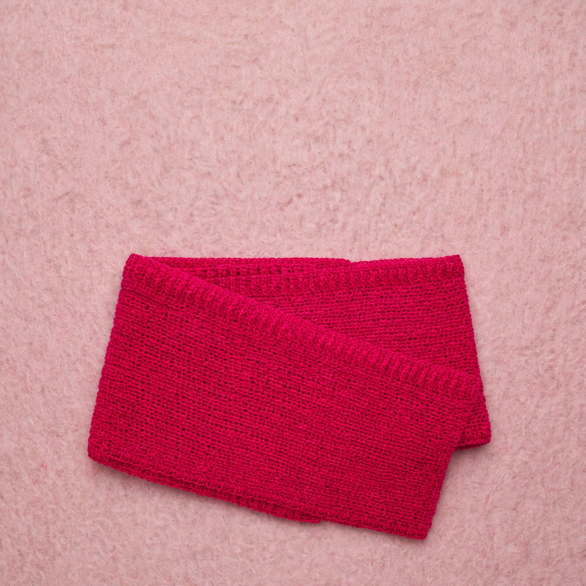 Bufanda larga artesanal crochet Fuchsia Pom fucsia con punto texturizado y remates canelé