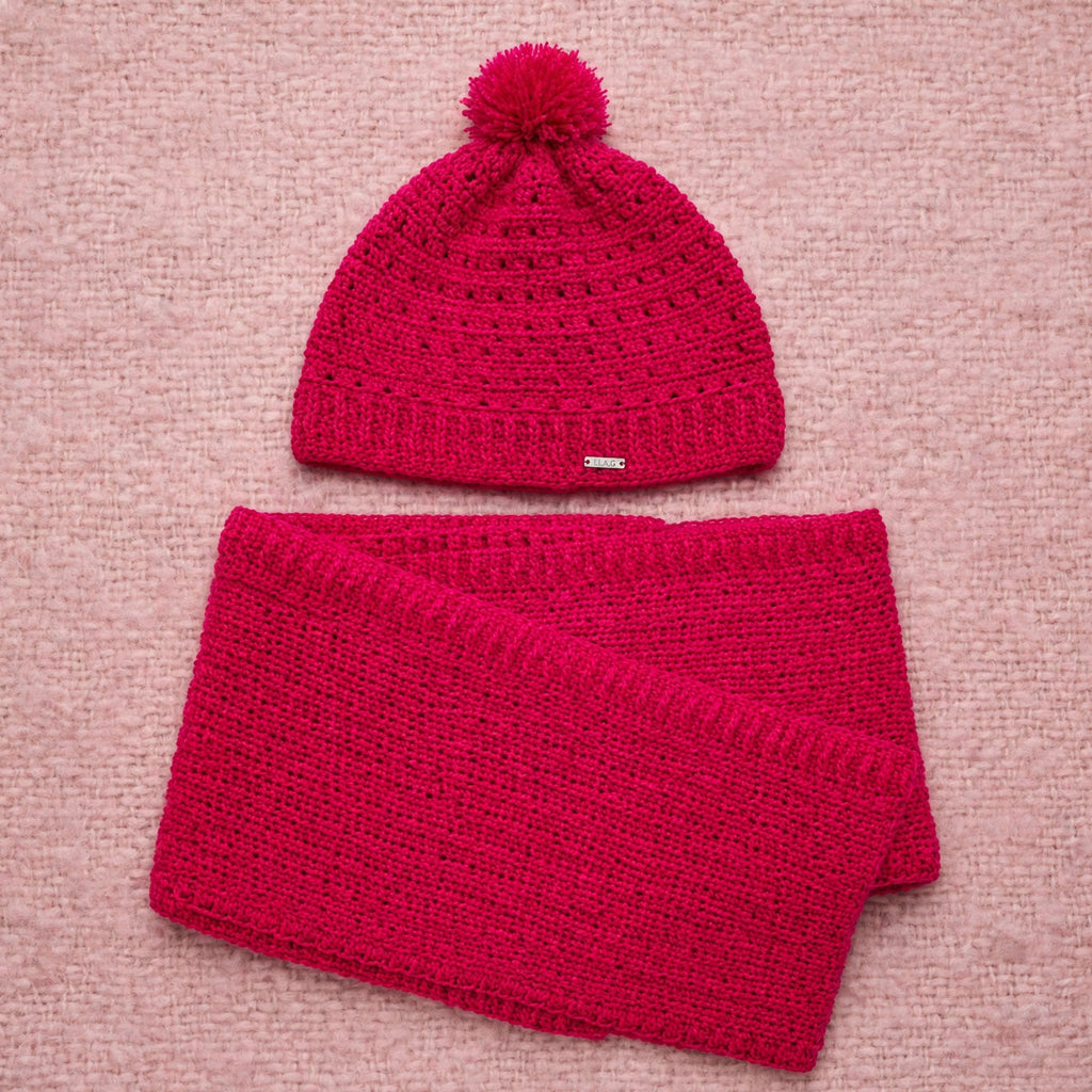Conjunto artesanal crochet Fuchsia Pom gorro y bufanda larga fucsia vista completa