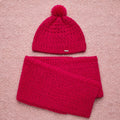 Conjunto artesanal crochet Fuchsia Pom gorro y bufanda larga fucsia vista completa