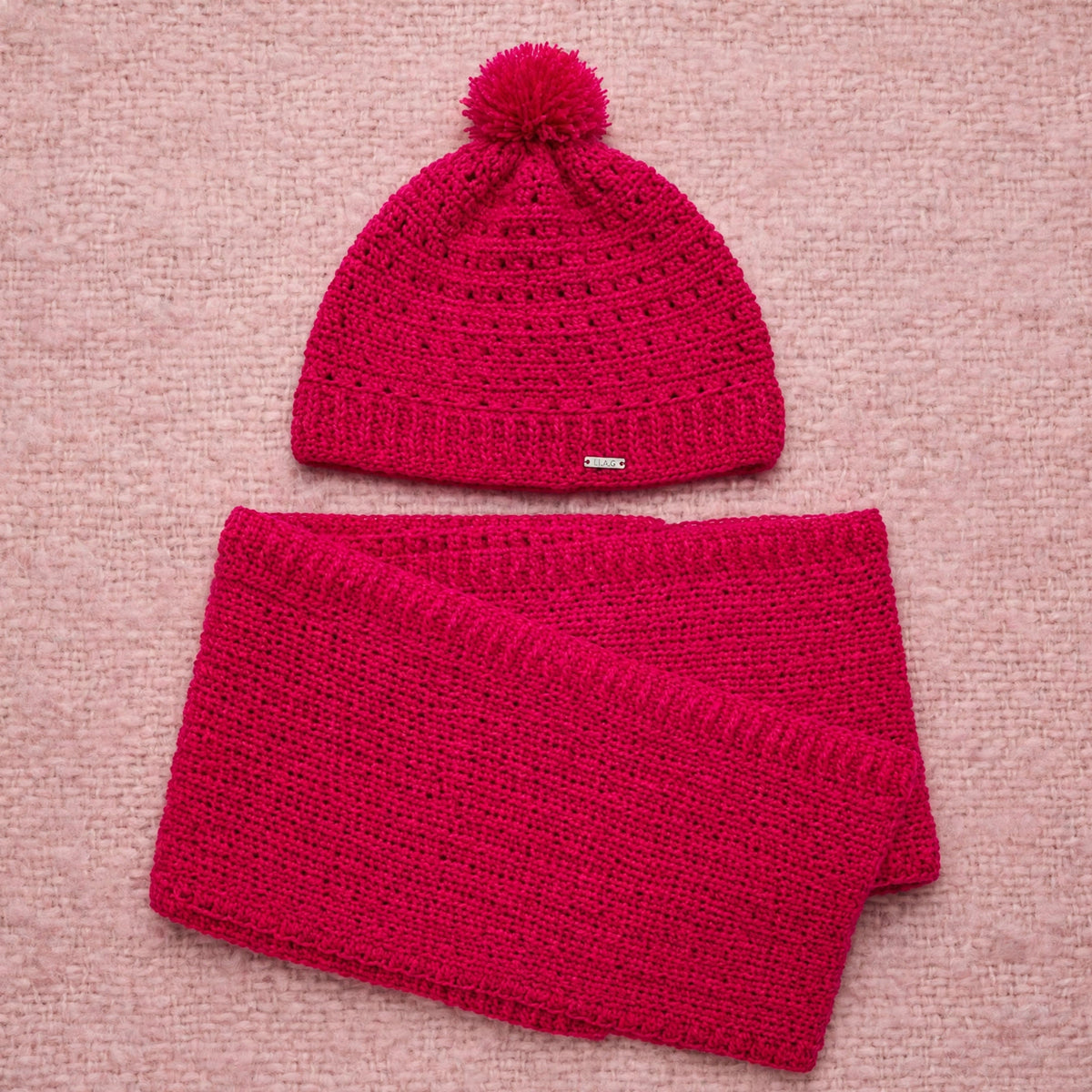 Conjunto artesanal crochet Fuchsia Pom gorro y bufanda larga fucsia vista completa