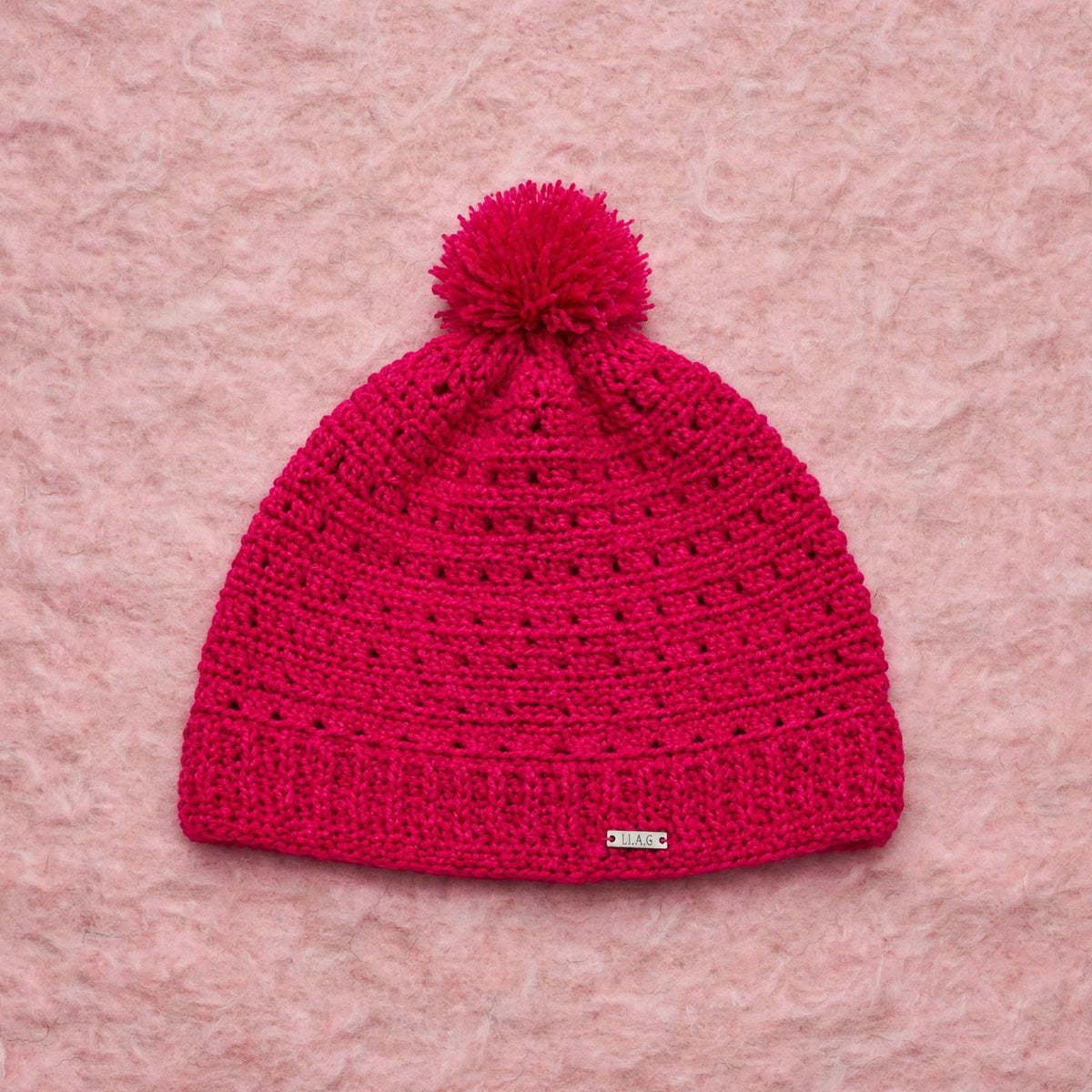 Gorro artesanal crochet Fuchsia Pom fucsia con pompón tejido y puño acanalado