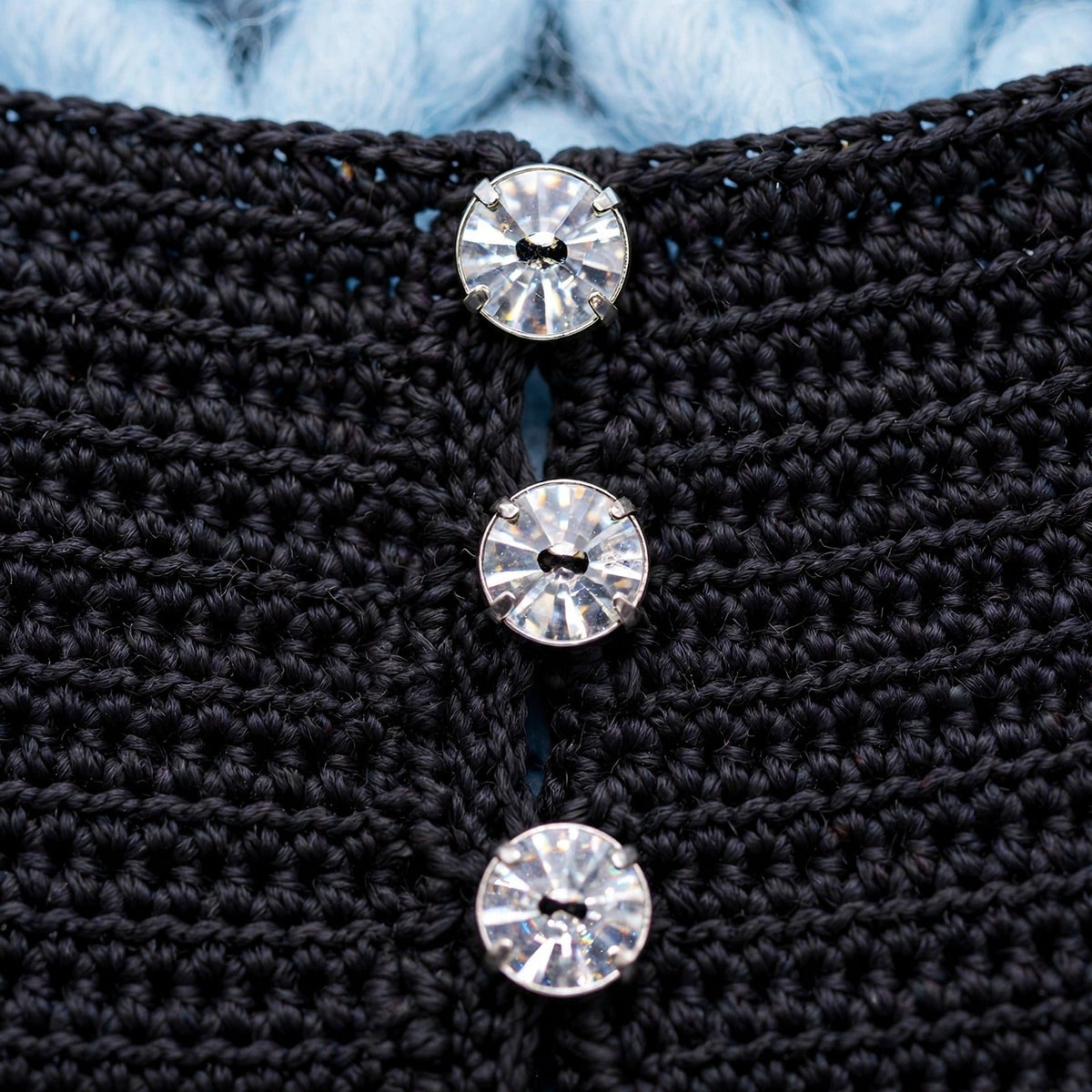 Detalle macro botones de cristal facetado en cierre frontal — Top Crochet Negro LIA.G
