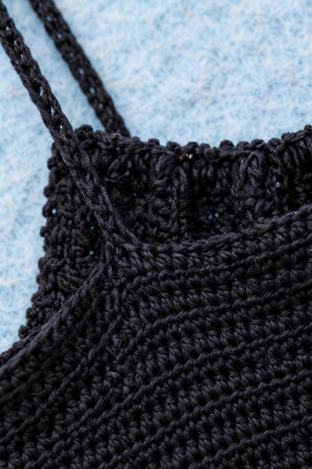 Detalle tirantes finos tejidos en cadeneta y escote recto calado — Top Crochet Negro LIA.G