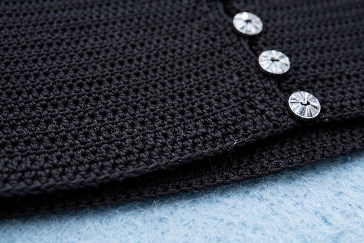 Detalle textura punto bajo liso y bajo recto con botones de strass — Top Crochet Negro LIA.G