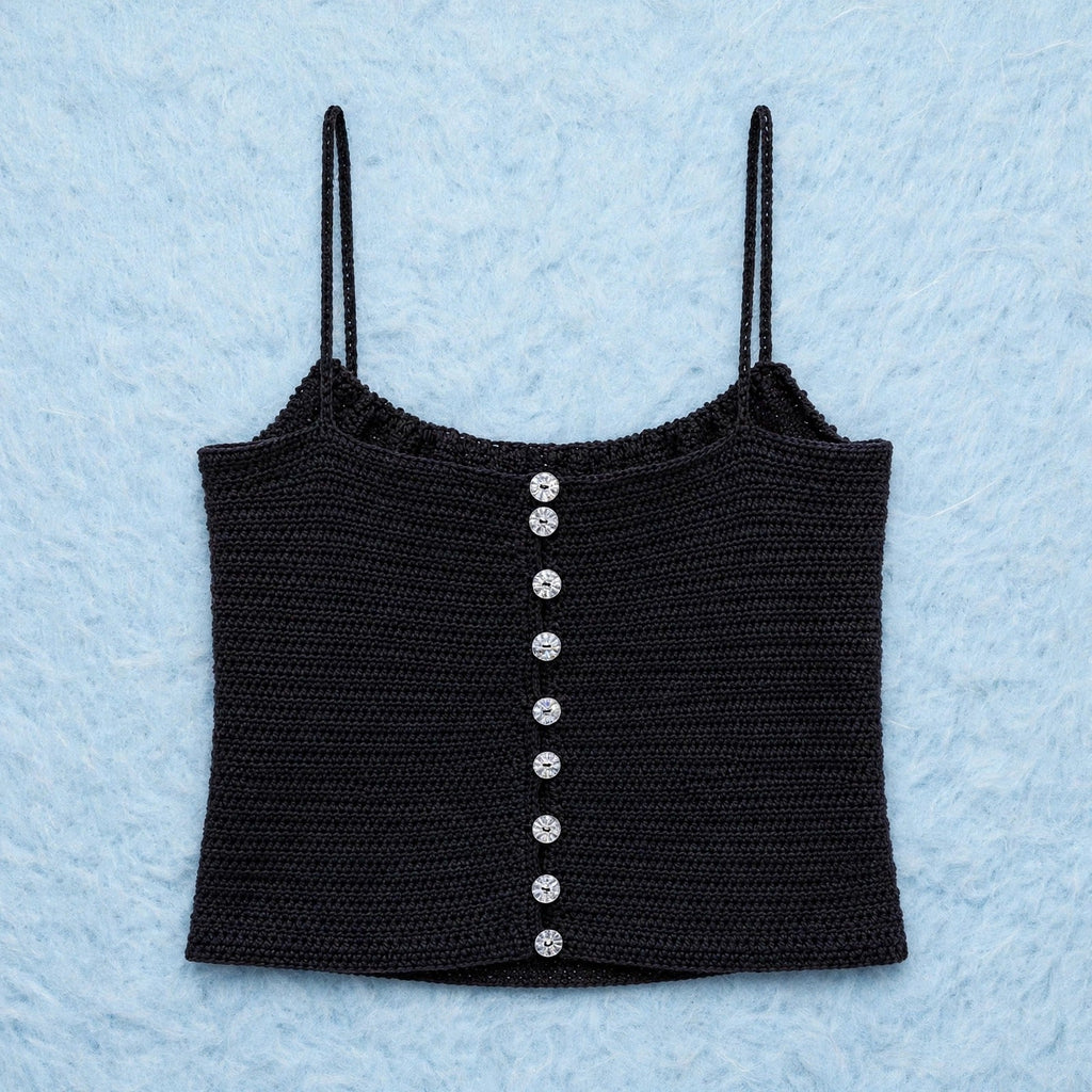 Vista frontal top crochet negro cropped con 9 botones de cristal y tirantes finos — LIA.G