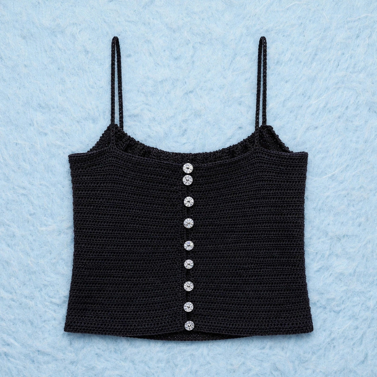 Vista frontal top crochet negro cropped con 9 botones de cristal y tirantes finos — LIA.G