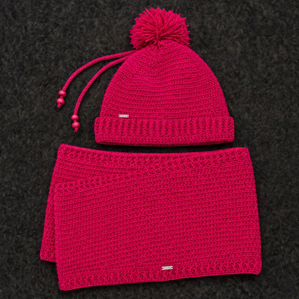 Conjunto completo Magenta Bloom — gorro con pompón y bufanda larga crochet fucsia — LIA.G