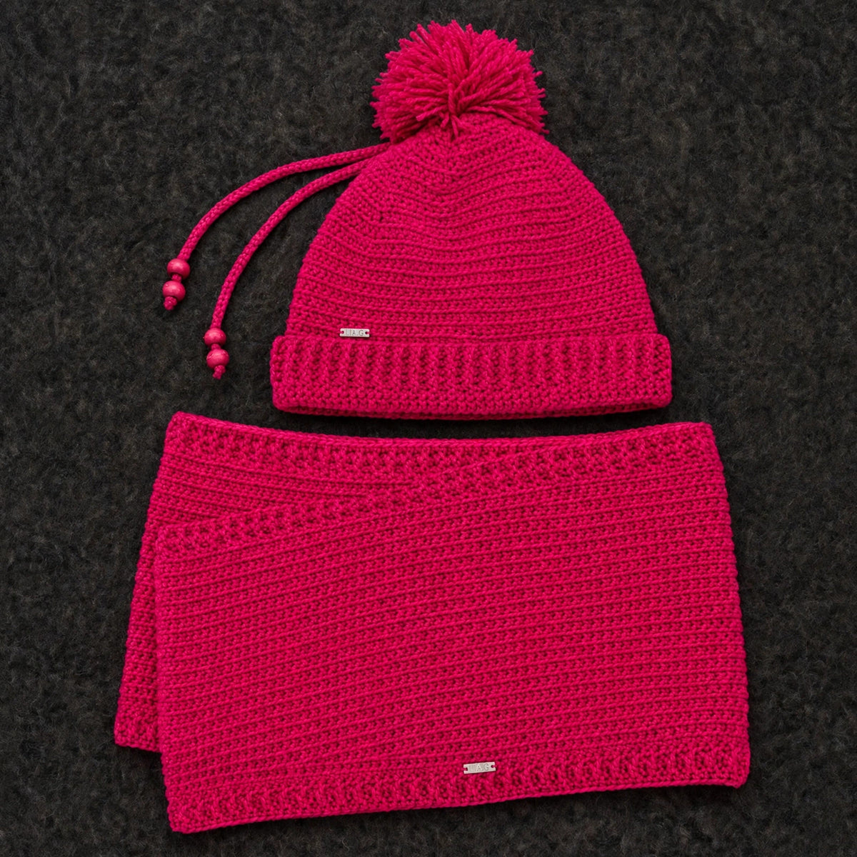 Conjunto completo Magenta Bloom — gorro con pompón y bufanda larga crochet fucsia — LIA.G