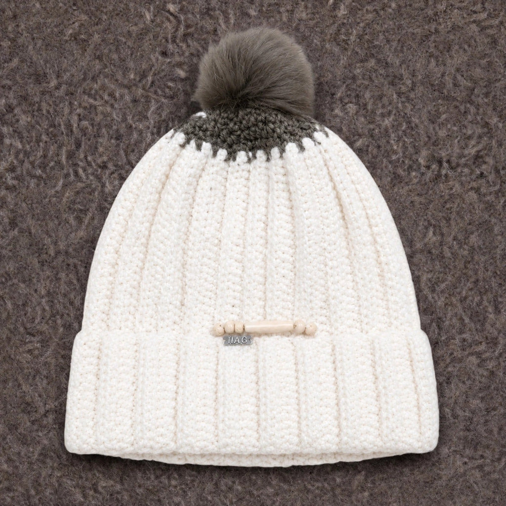 Vista completa gorro crochet canalé crudo con banda gris y pompón piel sintética Cream Cable Grey Pom — LIA.G