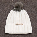 Vista completa gorro crochet canalé crudo con banda gris y pompón piel sintética Cream Cable Grey Pom — LIA.G