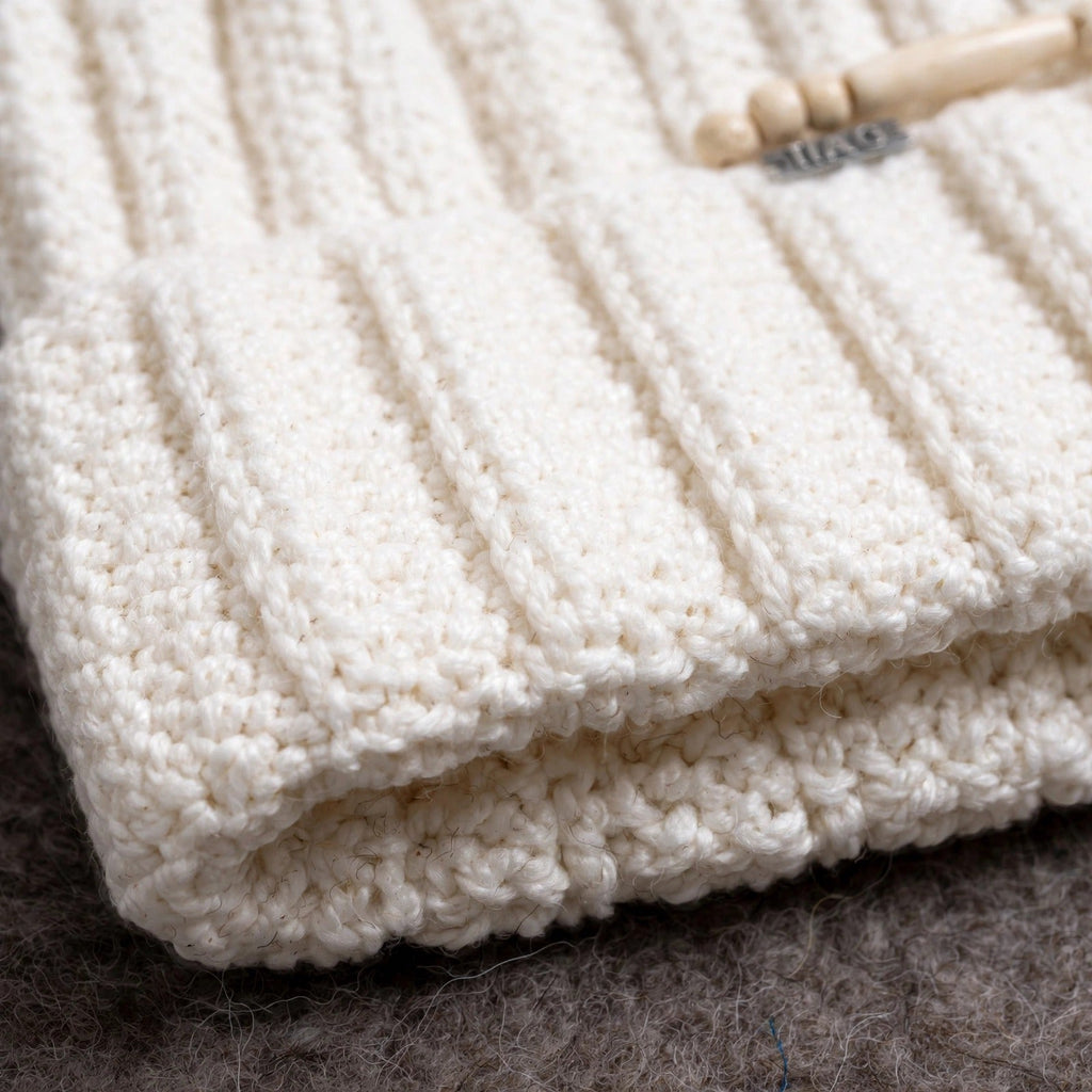 Detalle textura acanalado ribbing integral y puño vuelto fold-over crudo — Cream Cable Grey Pom LIA.G