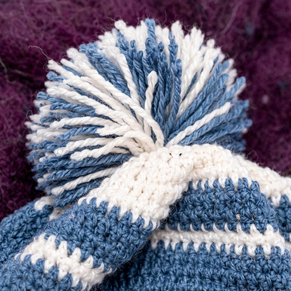 Detalle macro pompón bicolor azul y crudo en coronilla — Denim Wood LIA.G