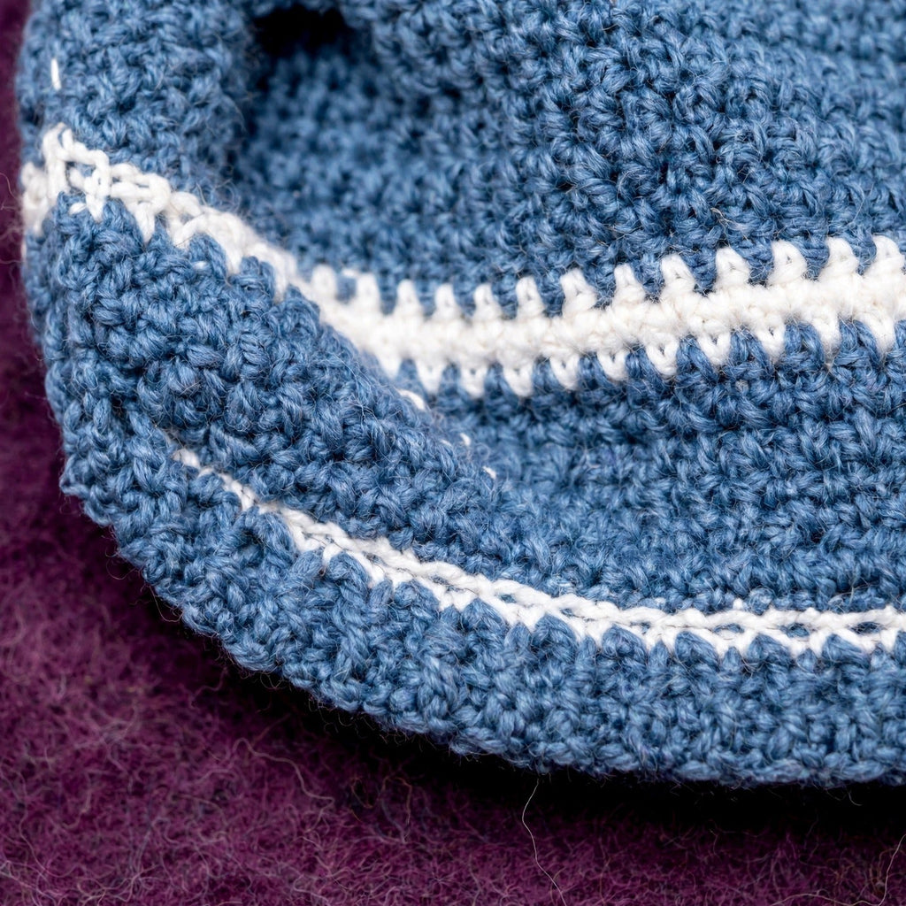 Detalle textura punto bajo y rayas bicolor uniformemente distribuidas en el puño — Denim Wood LIA.G