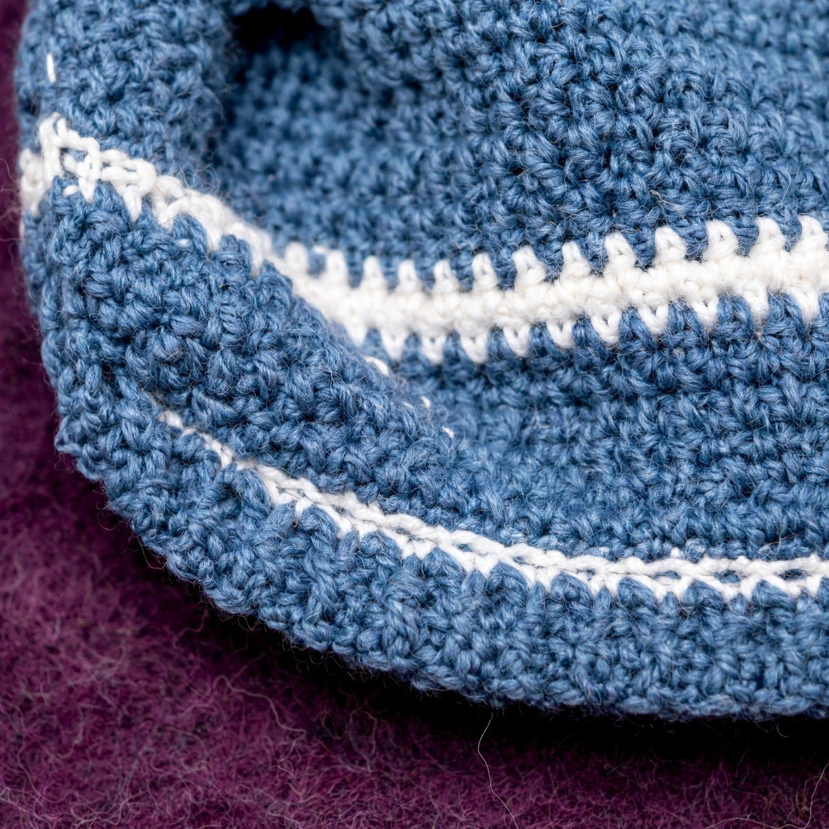 Detalle textura punto bajo y rayas bicolor uniformemente distribuidas en el puño — Denim Wood LIA.G