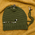 Vista completa gorro crochet verde oliva Olive Trail con cordón lateral y botón en coronilla — LIA.G