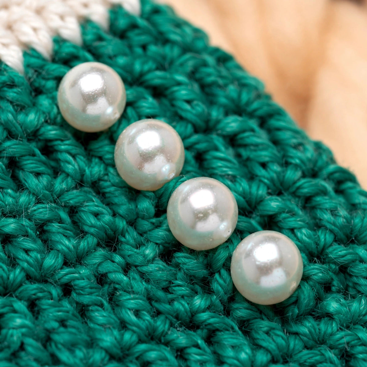 Detalle perlas nacaradas blancas en diagonal sobre cuerpo verde — Little Whiskers LIA.G