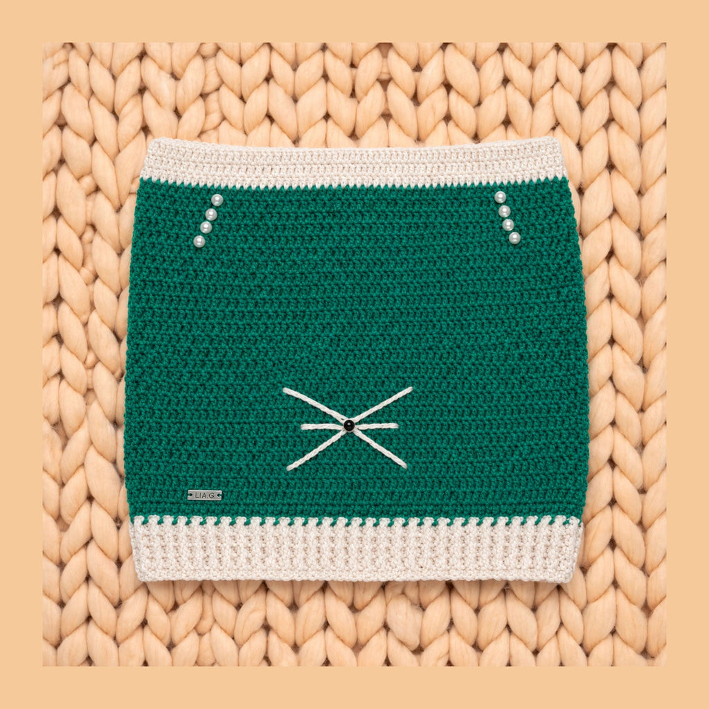 Vista completa gorro crochet gato Little Whiskers verde botella y crudo con perlas y bigotes — LIA.G