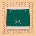 Vista completa gorro crochet gato Little Whiskers verde botella y crudo con perlas y bigotes — LIA.G