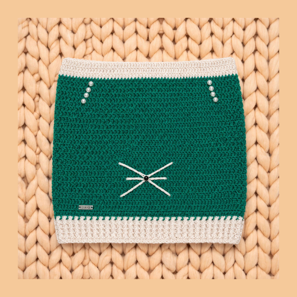 Vista completa gorro crochet gato Little Whiskers verde botella y crudo con perlas y bigotes — LIA.G