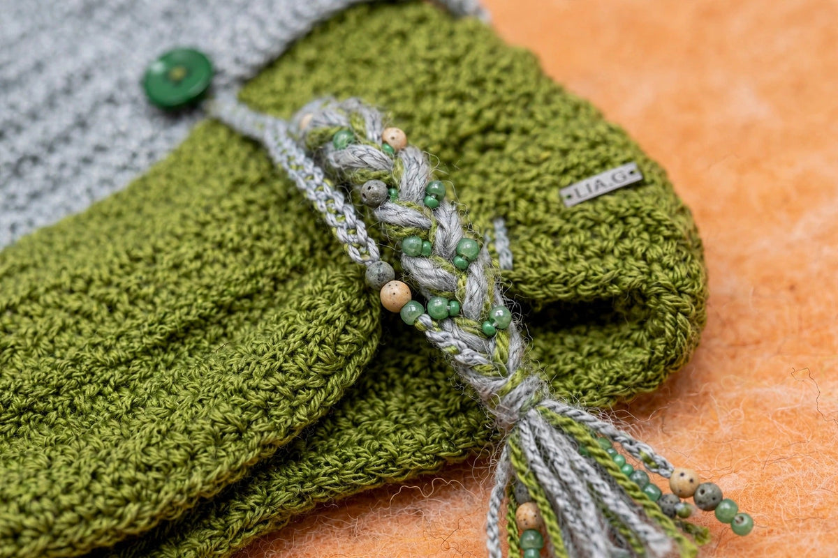 Detalle cordón trenzado bicolor gris/verde con cuentas mixtas en las puntas — Moss Buckle LIA.G