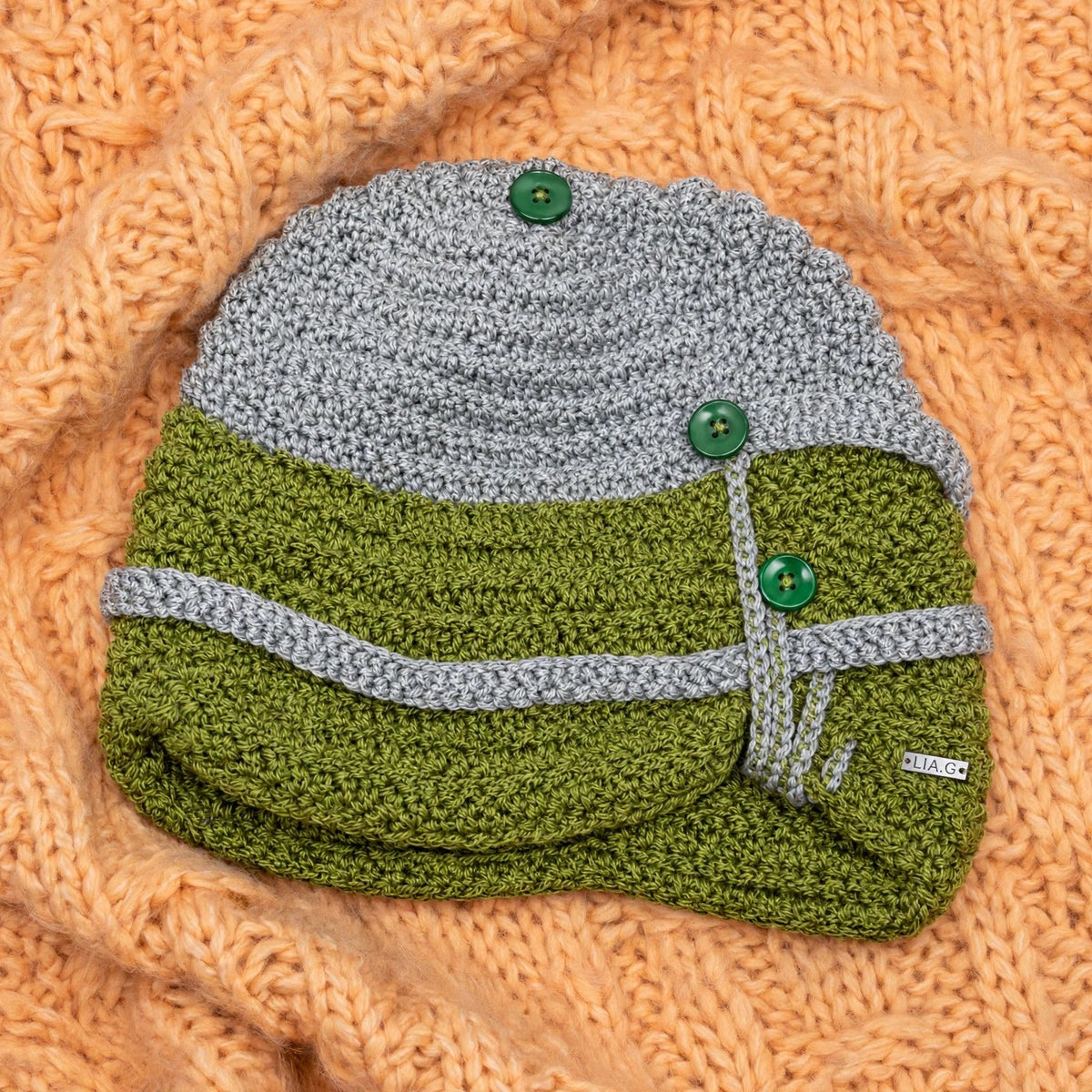 Vista completa gorro crochet bicolor gris y verde Moss Buckle con correa abotonada envolvente — LIA.G