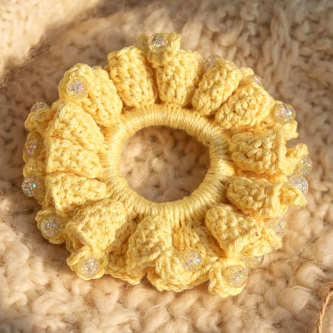 Coletero crochet amarillo limón con cuentas iridiscentes - LIA.G